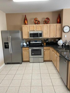 Three BR * 2 Miles to Disney, pool, free WiFi